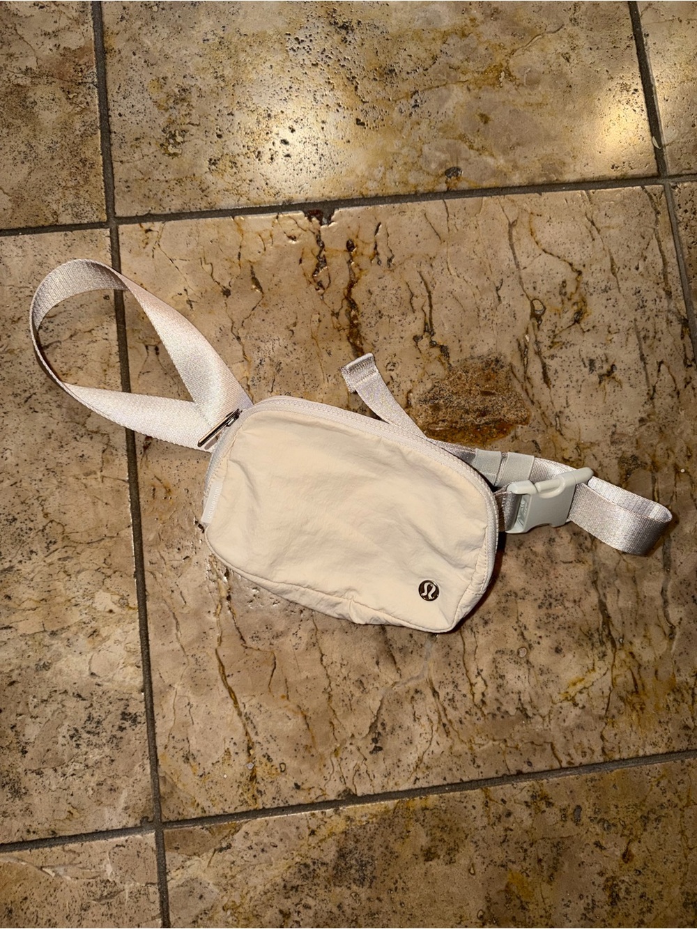 Lululemon - Everywhere Belt Bag 1L (light ivory/gold) - Picture 2 of 6